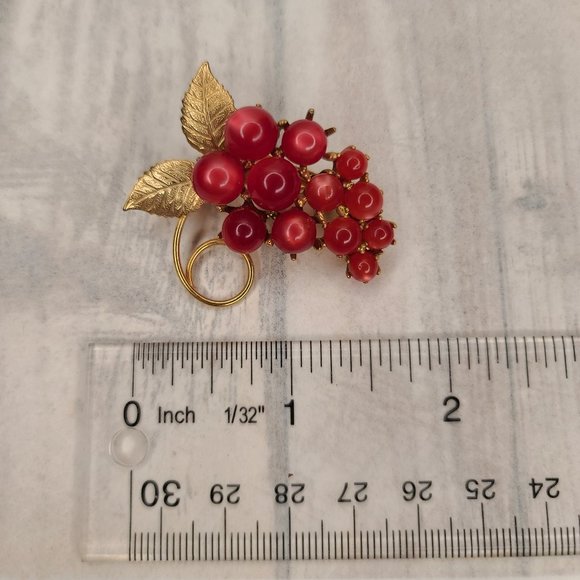 Moonglow Lucite Light Red Grape Bunch Brooch Pin. Vintage Pinup Retro - Picture 2 of 5